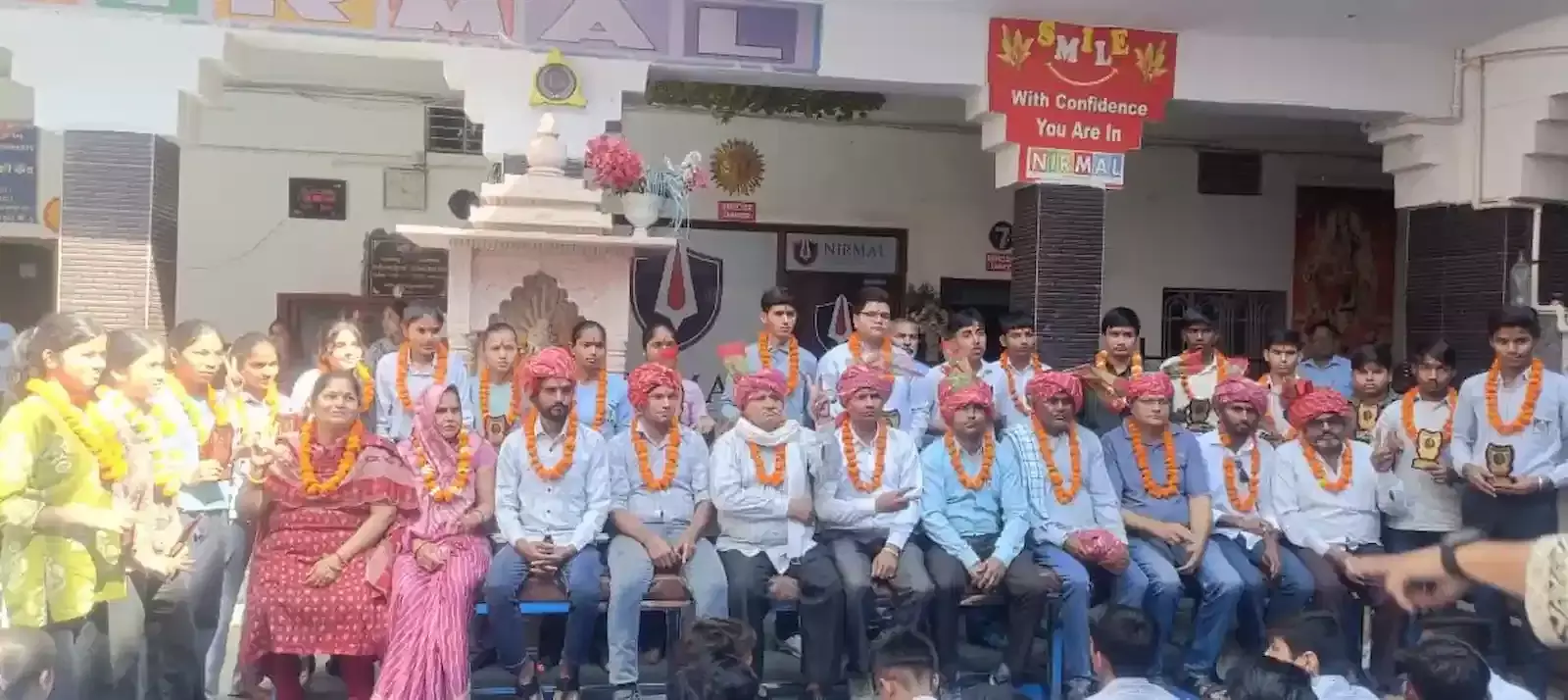 निर्मल कैंपस हिण्डौन सिटी में 10वीं बोर्ड के मेधावी विद्यार्थियों और शिक्षकों का सम्मान समारोह आयोजित होता हुआ। निर्मल कैंपस हिण्डौन सिटी में 10वीं बोर्ड के मेधावी विद्यार्थियों और शिक्षकों का सम्मान समारोह आयोजित होता हुआ।