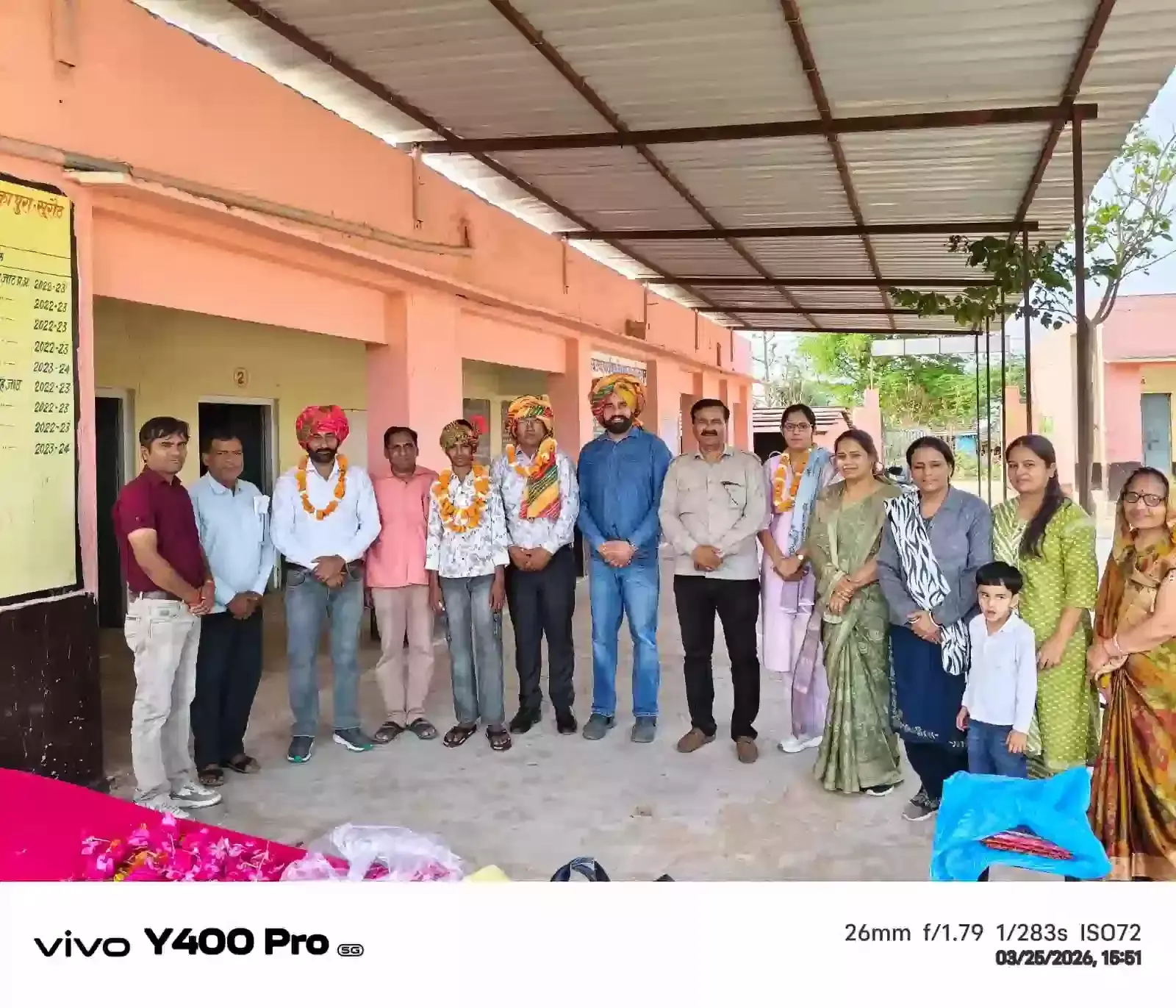 राजकीय उच्च प्राथमिक विद्यालय बंजारों का पूरा में राष्ट्रीय सॉफ्टबॉल प्रतियोगिता हेतु चयनित खिलाड़ी मनीष का सम्मान करते शिक्षक और खेल प्रेमी। राजकीय उच्च प्राथमिक विद्यालय बंजारों का पूरा में राष्ट्रीय सॉफ्टबॉल प्रतियोगिता हेतु चयनित खिलाड़ी मनीष का सम्मान करते शिक्षक और खेल प्रेमी।