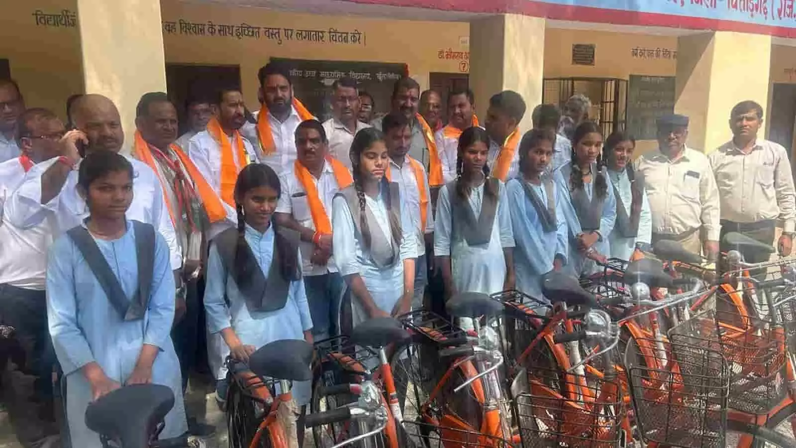 विधायक अर्जुन लाल जीनगर ने बुल विद्यालय में 16 छात्राओं को बांटी साइकिल विधायक अर्जुन लाल जीनगर ने बुल विद्यालय में 16 छात्राओं को बांटी साइकिल