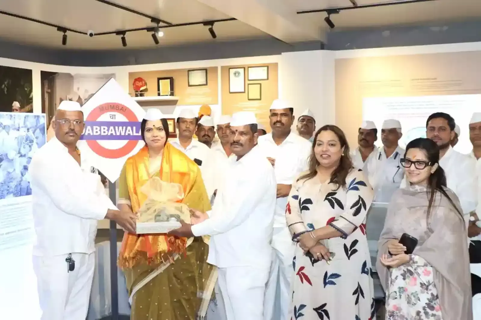 मुंबई महापौर रितू तावडे वांद्रे के अंतरराष्ट्रीय अनुभव केंद्र में डबेवालों की कार्यप्रणाली का निरीक्षण कर रही हैं। मुंबई महापौर रितू तावडे वांद्रे के अंतरराष्ट्रीय अनुभव केंद्र में डबेवालों की कार्यप्रणाली का निरीक्षण कर रही हैं।