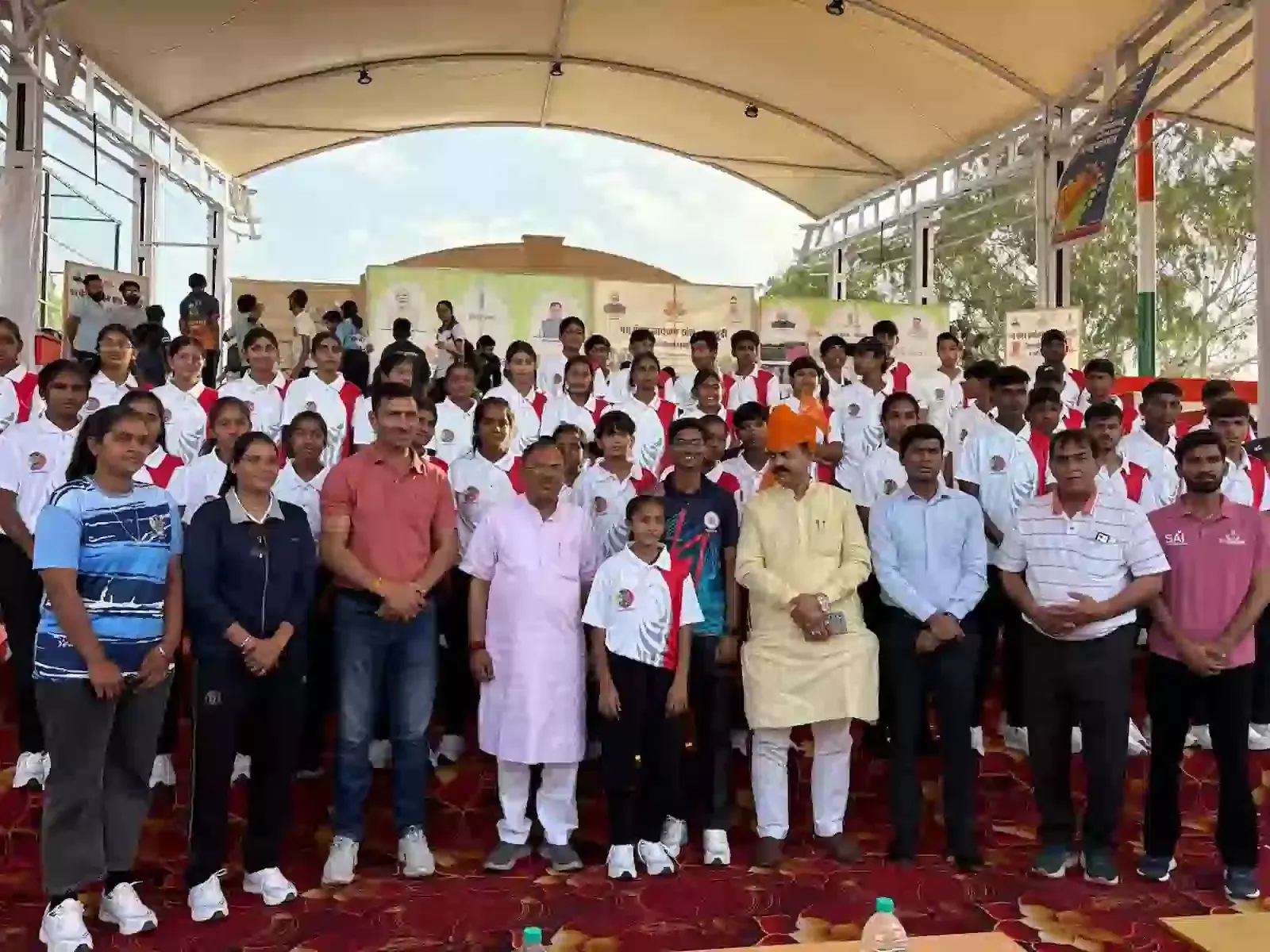 अजमेर के एस्ट्रोटर्फ मैदान पर विधानसभा अध्यक्ष वासुदेव देवनानी हॉकी खिलाड़ियों को खेल किट वितरित करते हुए। अजमेर के एस्ट्रोटर्फ मैदान पर विधानसभा अध्यक्ष वासुदेव देवनानी हॉकी खिलाड़ियों को खेल किट वितरित करते हुए।
