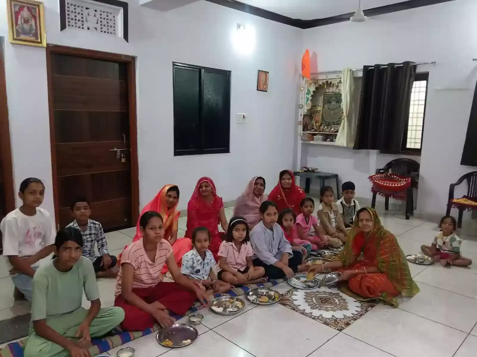 खेरोदा के मंदिर में रामनवमी उत्सव के दौरान पूजा अर्चना करते श्रद्धालु और सजावट। खेरोदा के मंदिर में रामनवमी उत्सव के दौरान पूजा अर्चना करते श्रद्धालु और सजावट।