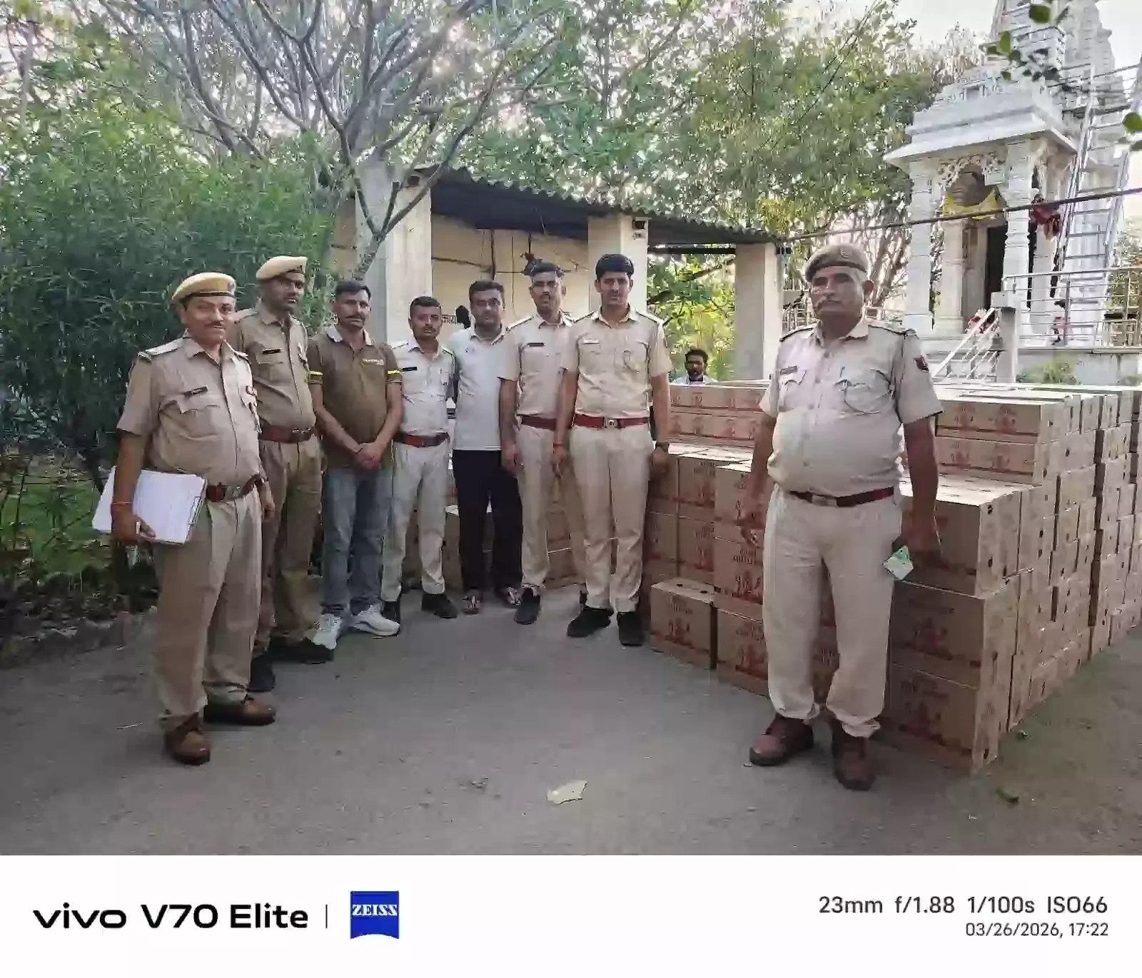 आबूरोड के मावल चौकी क्षेत्र में पुलिस टीम द्वारा पकड़ी गई अवैध शराब की पेटियां और खड़ा कंटेनर।