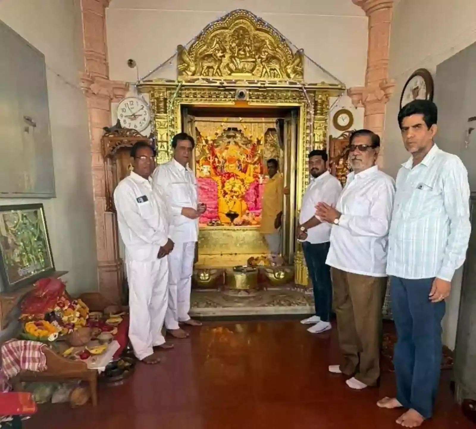 निम्बाहेड़ा के श्री अंबामाता मंदिर में दुर्गाष्टमी पर माता रानी की पूजा-अर्चना करते विधायक श्रीचंद कृपलानी। निम्बाहेड़ा के श्री अंबामाता मंदिर में दुर्गाष्टमी पर माता रानी की पूजा-अर्चना करते विधायक श्रीचंद कृपलानी।