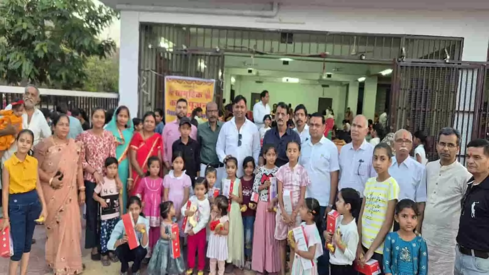 चित्तौड़गढ़: श्री हनुमान भक्त मंडल ने किया सामूहिक कन्या पूजन, 300 कन्याओं का वंदन चित्तौड़गढ़: श्री हनुमान भक्त मंडल ने किया सामूहिक कन्या पूजन, 300 कन्याओं का वंदन