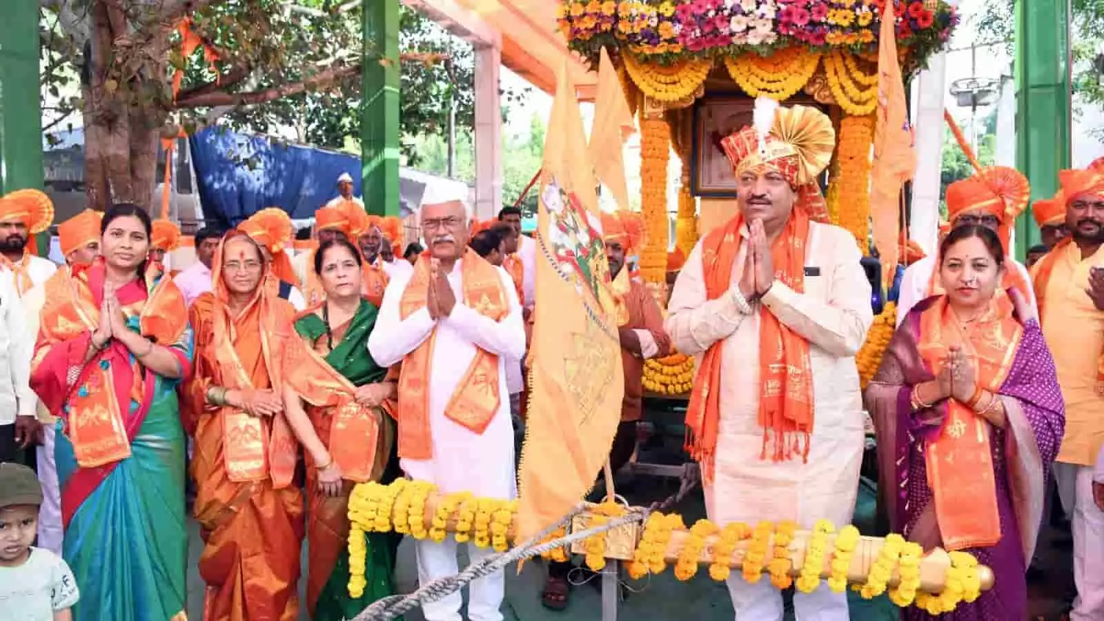 रामेश्वर गांव में भव्य रथ यात्रा के दौरान सजे हुए रथ के साथ चलते श्रद्धालु और ग्रामीण।