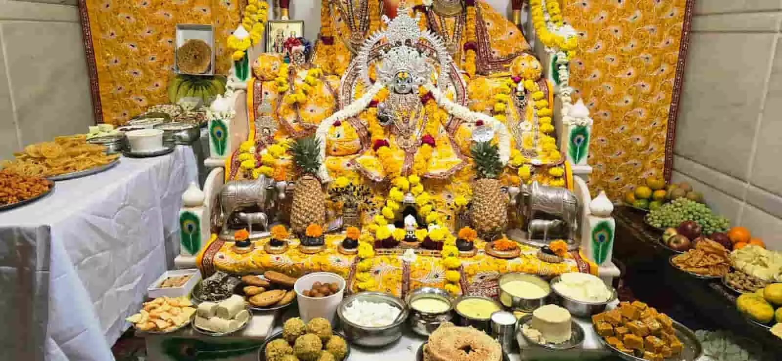 फतहनगर के द्वारिकाधीश मंदिर में रामनवमी उत्सव के दौरान भगवान को अर्पित किया गया छप्पन भोग और सजावट। फतहनगर के द्वारिकाधीश मंदिर में रामनवमी उत्सव के दौरान भगवान को अर्पित किया गया छप्पन भोग और सजावट।