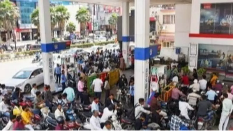 ईंधन की कीमतों पर सरकार का सर्जिकल स्ट्राइक- पेट्रोल-डीजल की एक्साइज ड्यूटी में भारी गिरावट ईंधन की कीमतों पर सरकार का सर्जिकल स्ट्राइक- पेट्रोल-डीजल की एक्साइज ड्यूटी में भारी गिरावट