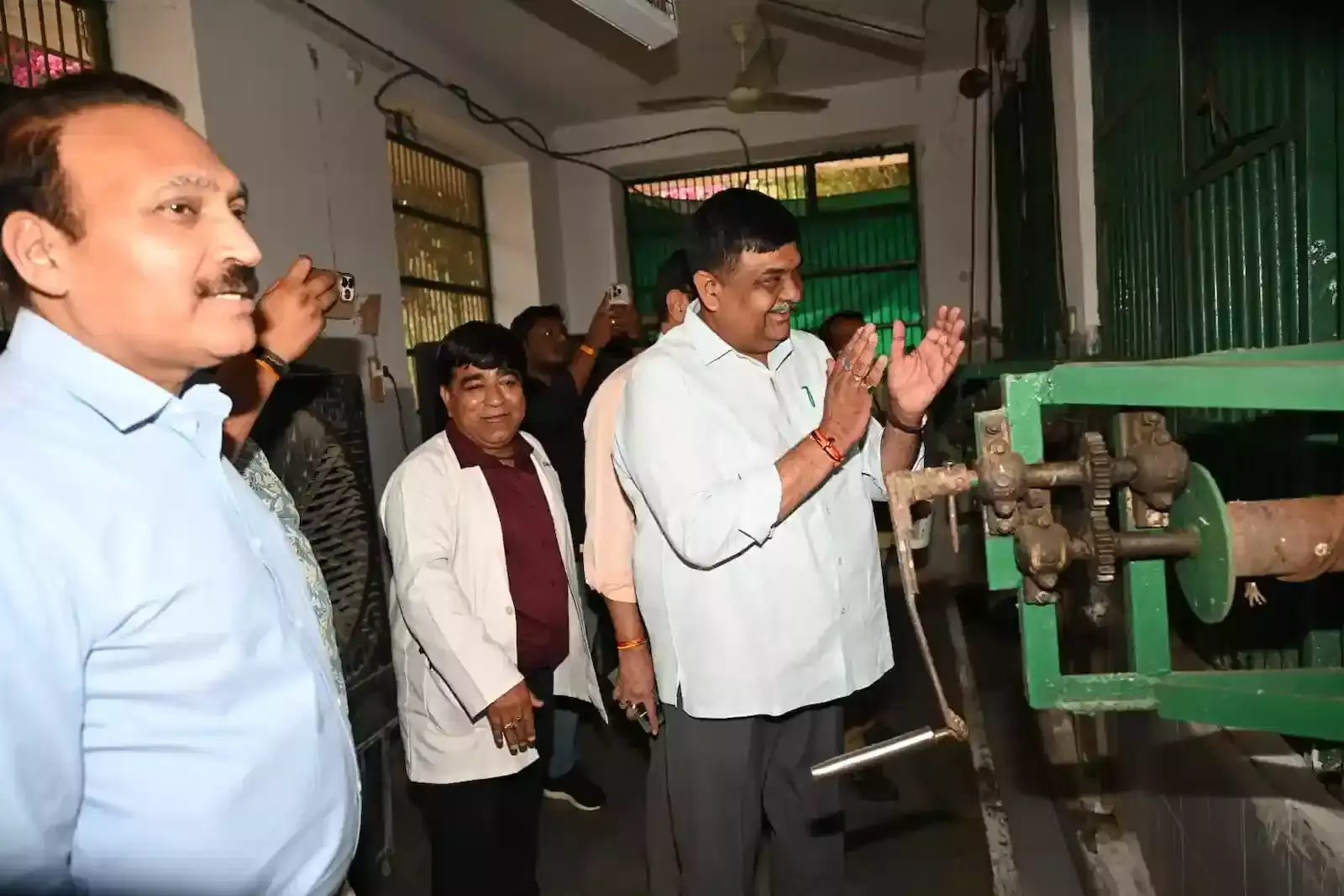 नाहरगढ़ जैविक उद्यान जयपुर में हिमालयन काले भालू के एनक्लोजर का उद्घाटन करते मंत्री संजय शर्मा और वन विभाग के अधिकारी। नाहरगढ़ जैविक उद्यान जयपुर में हिमालयन काले भालू के एनक्लोजर का उद्घाटन करते मंत्री संजय शर्मा और वन विभाग के अधिकारी।