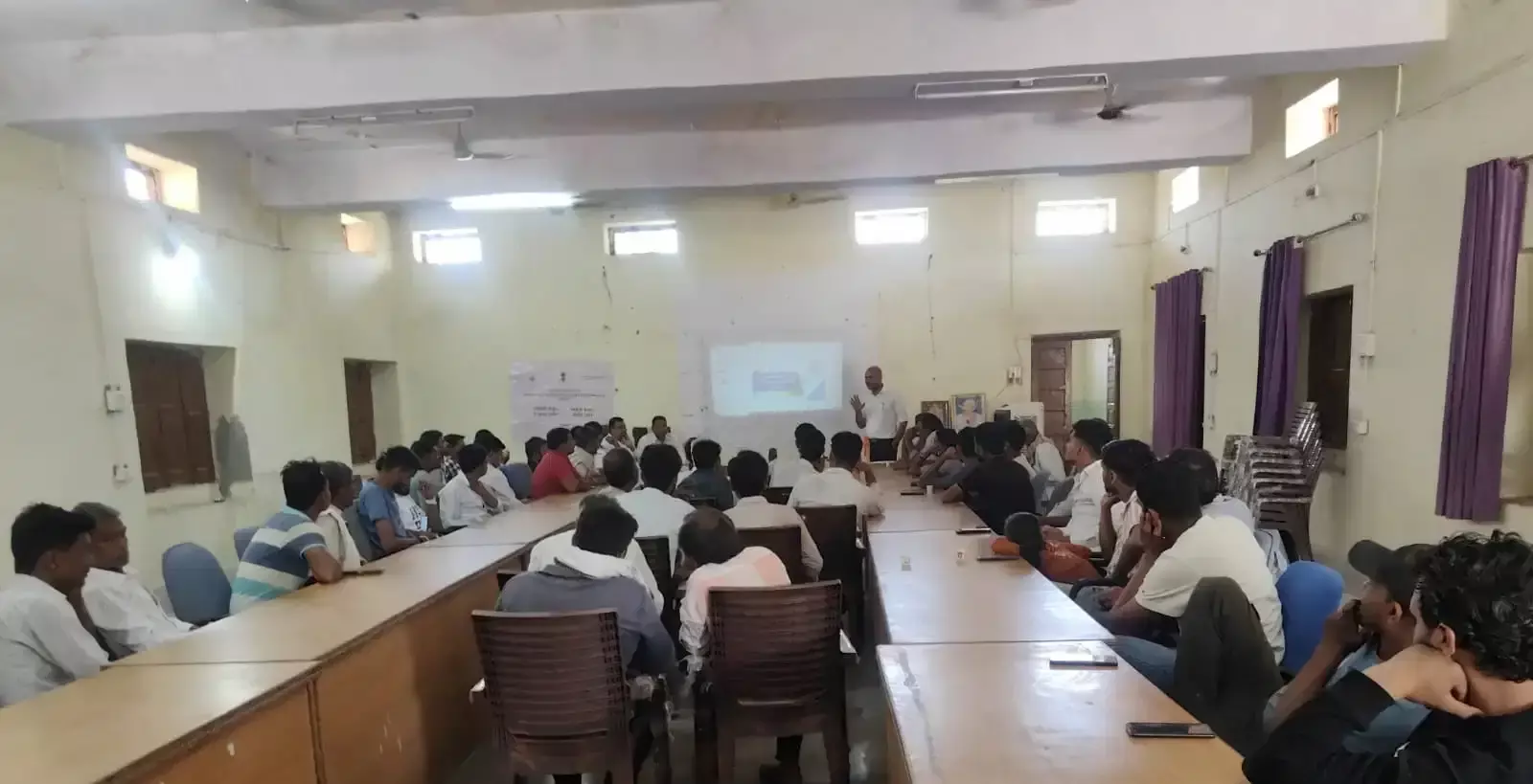 डूंगला पंचायत समिति सभागार में ट्रेनर जगदीश व्यास युवाओं और उद्यमियों को सरकारी योजनाओं की जानकारी देते हुए। डूंगला पंचायत समिति सभागार में ट्रेनर जगदीश व्यास युवाओं और उद्यमियों को सरकारी योजनाओं की जानकारी देते हुए।