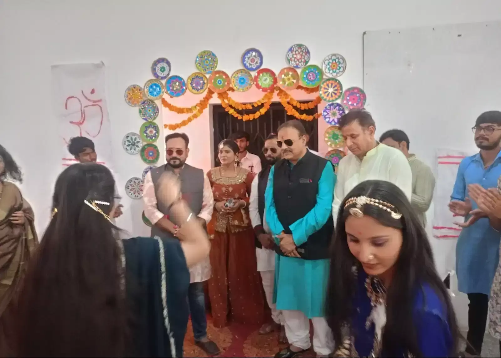 माधव विश्वविद्यालय सिरोही के वार्षिक समारोह में पुरस्कार वितरण करते अतिथि और उपस्थित छात्र समूह। माधव विश्वविद्यालय सिरोही के वार्षिक समारोह में पुरस्कार वितरण करते अतिथि और उपस्थित छात्र समूह।