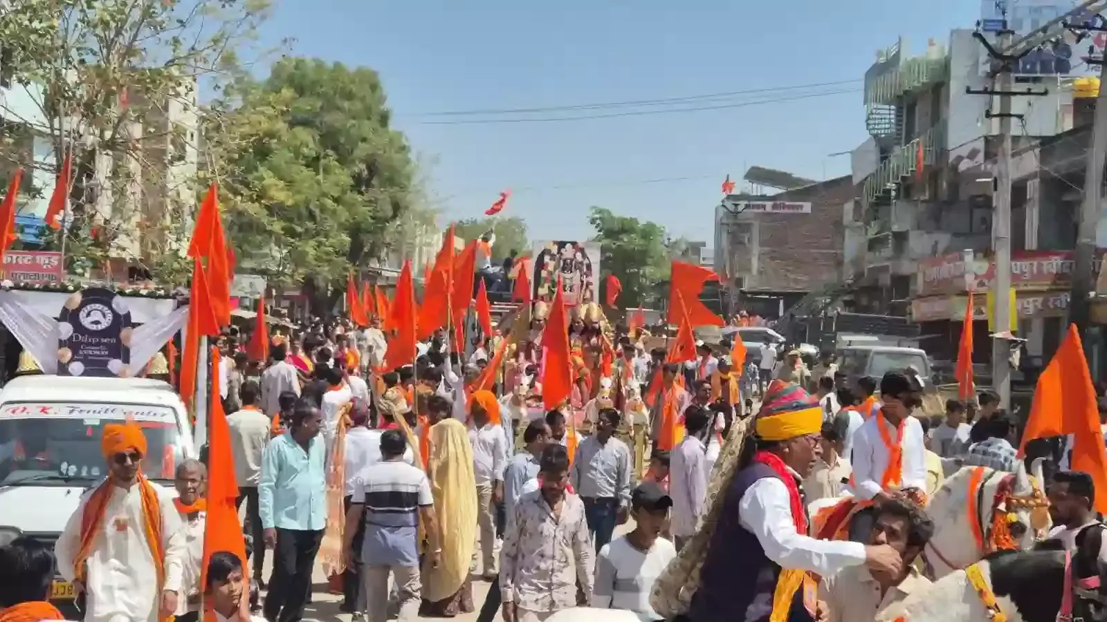 सरूपगंज की सड़कों पर राम नवमी शोभायात्रा के दौरान भगवान श्रीराम की झांकी के दर्शन करते श्रद्धालु। सरूपगंज की सड़कों पर राम नवमी शोभायात्रा के दौरान भगवान श्रीराम की झांकी के दर्शन करते श्रद्धालु।