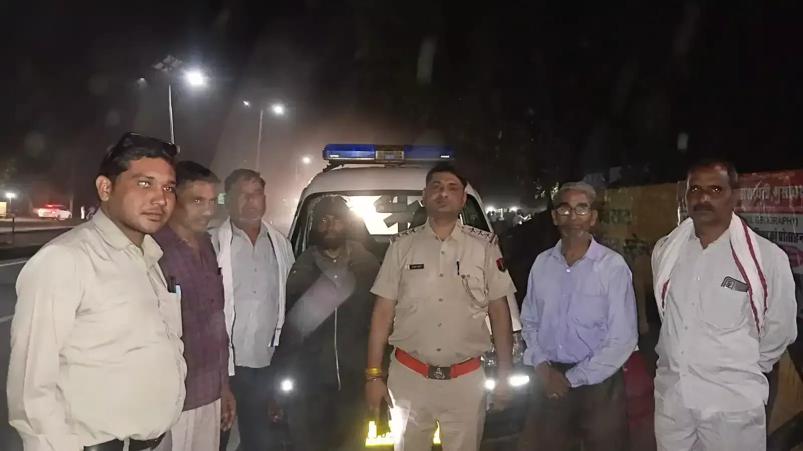 भुसावर के खेरली तिराहा पर लावारिस हालत में मिले व्यक्ति को पुलिस और सेवा समिति द्वारा एम्बुलेंस से आश्रम भेजा जा रहा है। भुसावर के खेरली तिराहा पर लावारिस हालत में मिले व्यक्ति को पुलिस और सेवा समिति द्वारा एम्बुलेंस से आश्रम भेजा जा रहा है।
