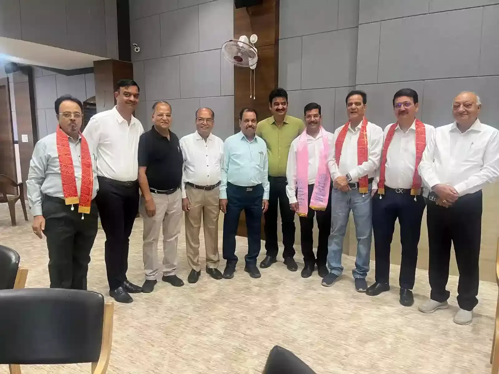 कोटा में अभिनंदन समारोह के दौरान मंच पर मौजूद दी एस एस आई एसोसिएशन के नवनिर्वाचित पदाधिकारी और होटल फेडरेशन के सदस्य। कोटा में अभिनंदन समारोह के दौरान मंच पर मौजूद दी एस एस आई एसोसिएशन के नवनिर्वाचित पदाधिकारी और होटल फेडरेशन के सदस्य।