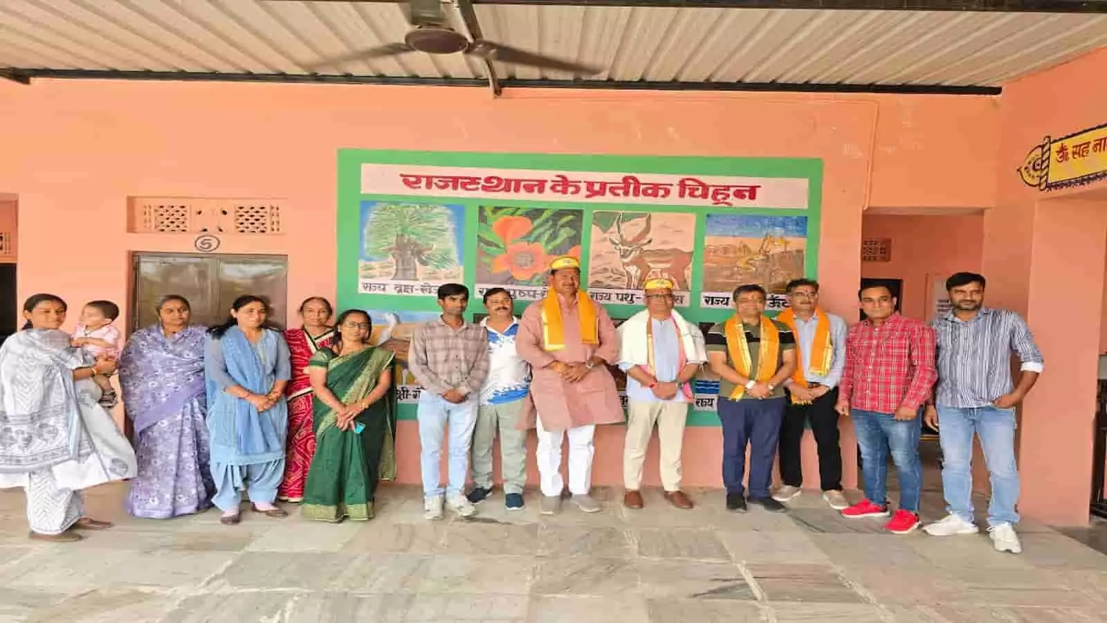 मूर्तिकार नरेश कुमावत ने फतहनगर के गढ़वाड़ा विद्यालय में विद्यार्थियों को किया प्रेरित मूर्तिकार नरेश कुमावत ने फतहनगर के गढ़वाड़ा विद्यालय में विद्यार्थियों को किया प्रेरित