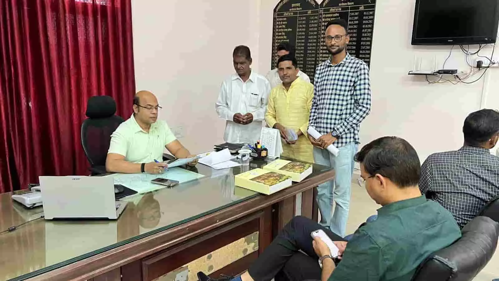 झालावाड़ नगर परिषद में स्टोर शाखा नियुक्ति पर बवाल, पूर्व पार्षदों ने लगाए भ्रष्टाचार के आरोप झालावाड़ नगर परिषद में स्टोर शाखा नियुक्ति पर बवाल, पूर्व पार्षदों ने लगाए भ्रष्टाचार के आरोप