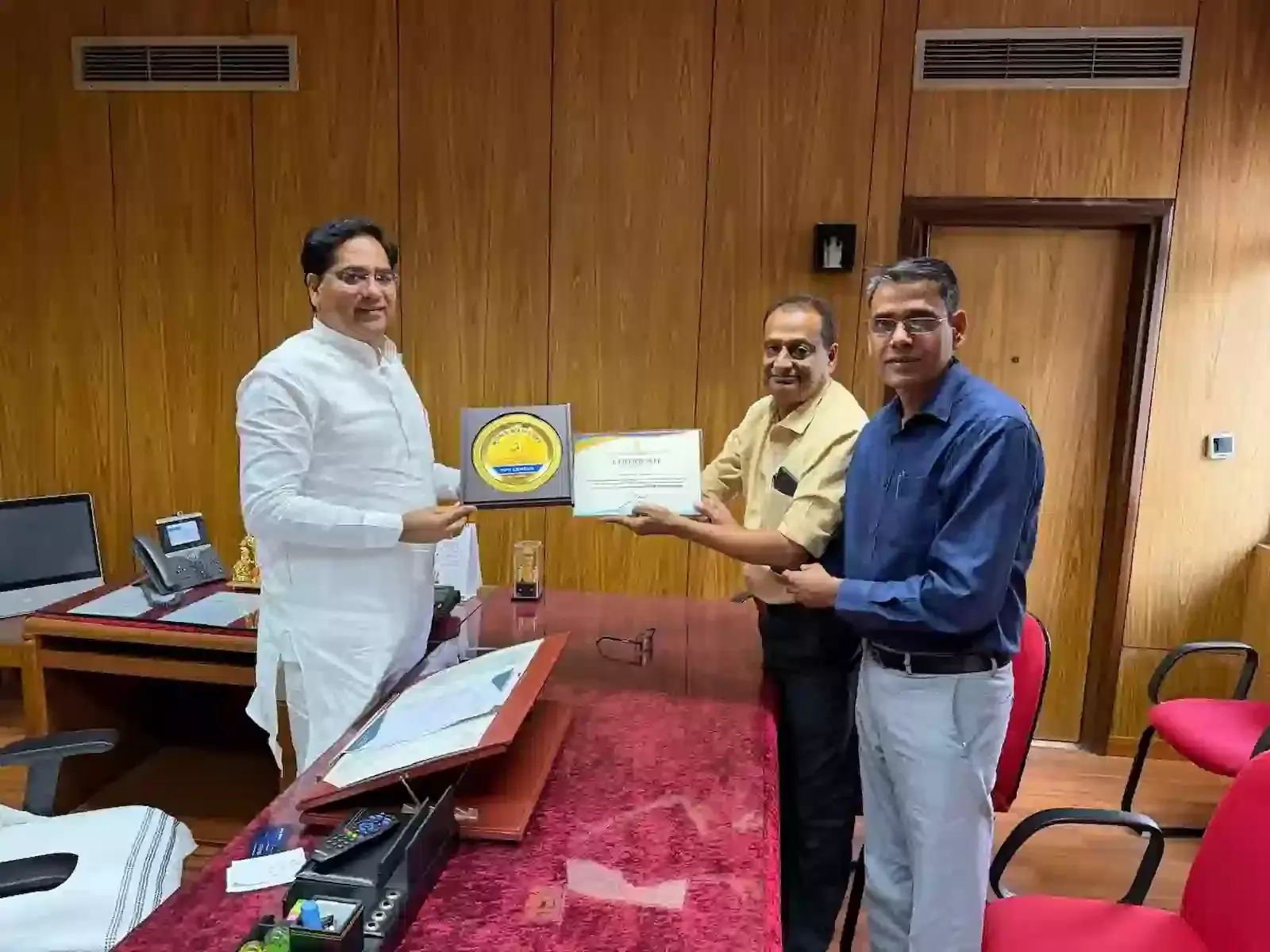नई दिल्ली में जल शक्ति मंत्रालय द्वारा राजस्थान को जल प्रबंधन में उत्कृष्ट कार्य के लिए सम्मानित किया जा रहा है। नई दिल्ली में जल शक्ति मंत्रालय द्वारा राजस्थान को जल प्रबंधन में उत्कृष्ट कार्य के लिए सम्मानित किया जा रहा है।