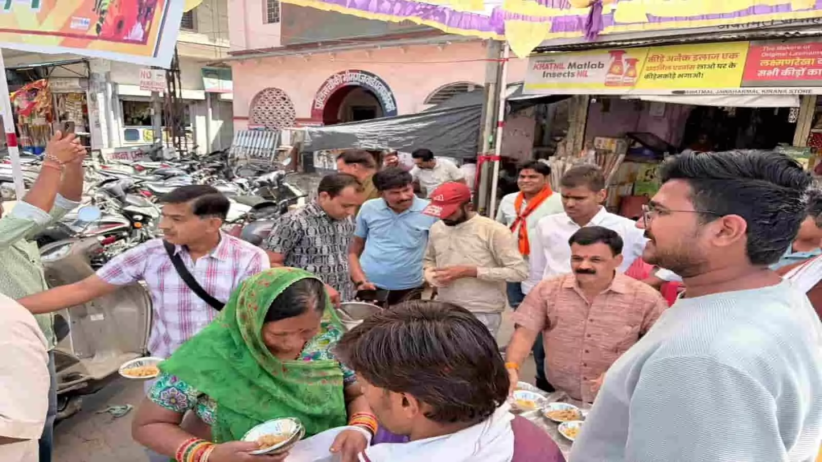 बारां के बालाजी मंदिर में नवरात्रि समापन पर 90 किलो महाप्रसादी का वितरण बारां के बालाजी मंदिर में नवरात्रि समापन पर 90 किलो महाप्रसादी का वितरण