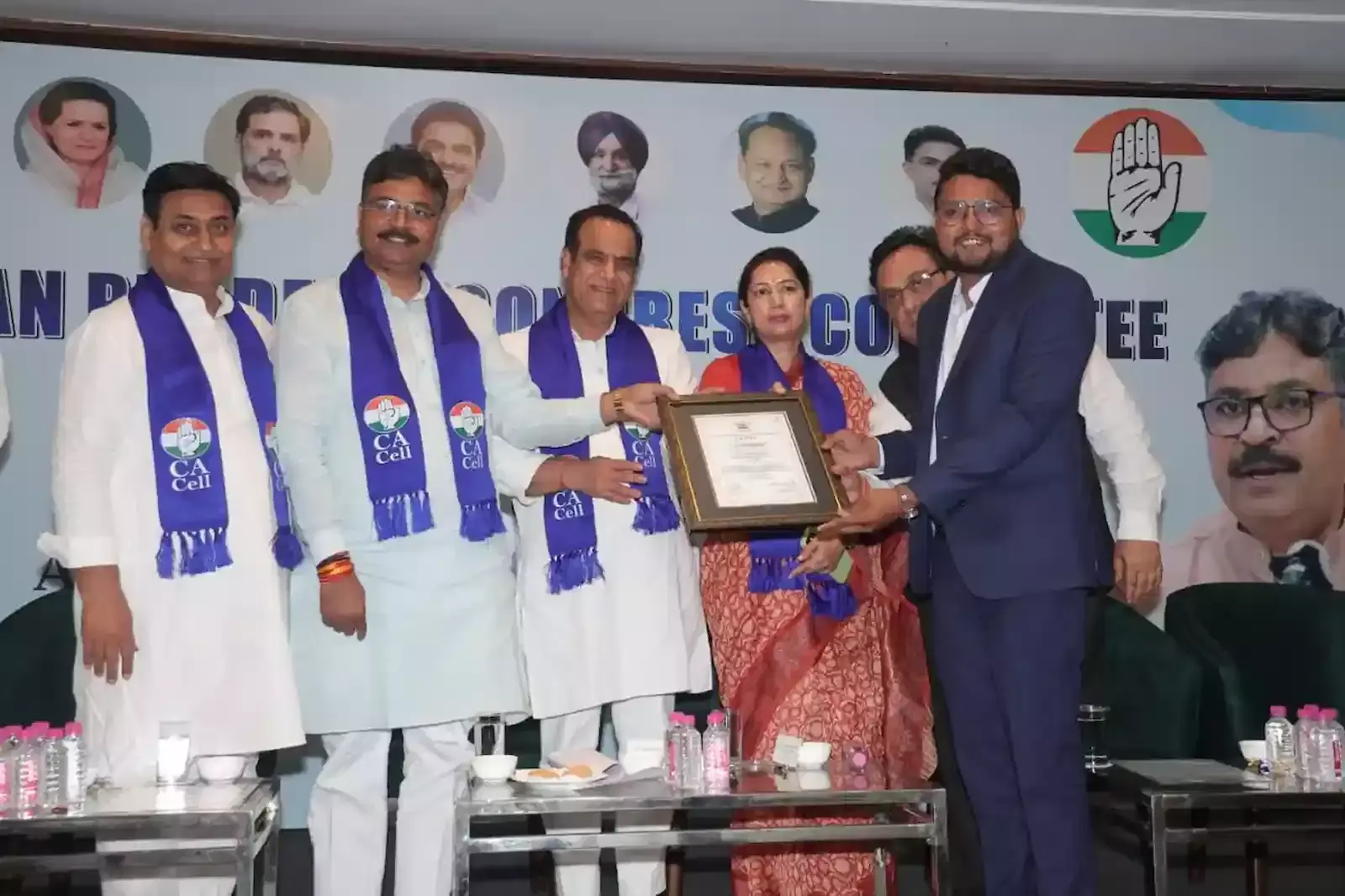 जयपुर में आयोजित कार्यक्रम में गोविंद सिंह डोटासरा और टीकाराम जूली सीए टिंकू जैन को प्रशस्ति पत्र प्रदान कर रहे हैं। जयपुर में आयोजित कार्यक्रम में गोविंद सिंह डोटासरा और टीकाराम जूली सीए टिंकू जैन को प्रशस्ति पत्र प्रदान कर रहे हैं।