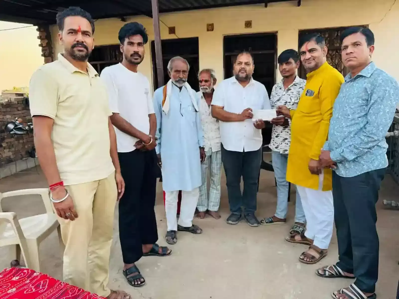 कोटा के सुल्तानपुर में सड़क हादसे के घायलों को आर्थिक सहायता राशि प्रदान करते हुए स्थानीय जनप्रतिनिधि और सामाजिक कार्यकर्ता। कोटा के सुल्तानपुर में सड़क हादसे के घायलों को आर्थिक सहायता राशि प्रदान करते हुए स्थानीय जनप्रतिनिधि और सामाजिक कार्यकर्ता।