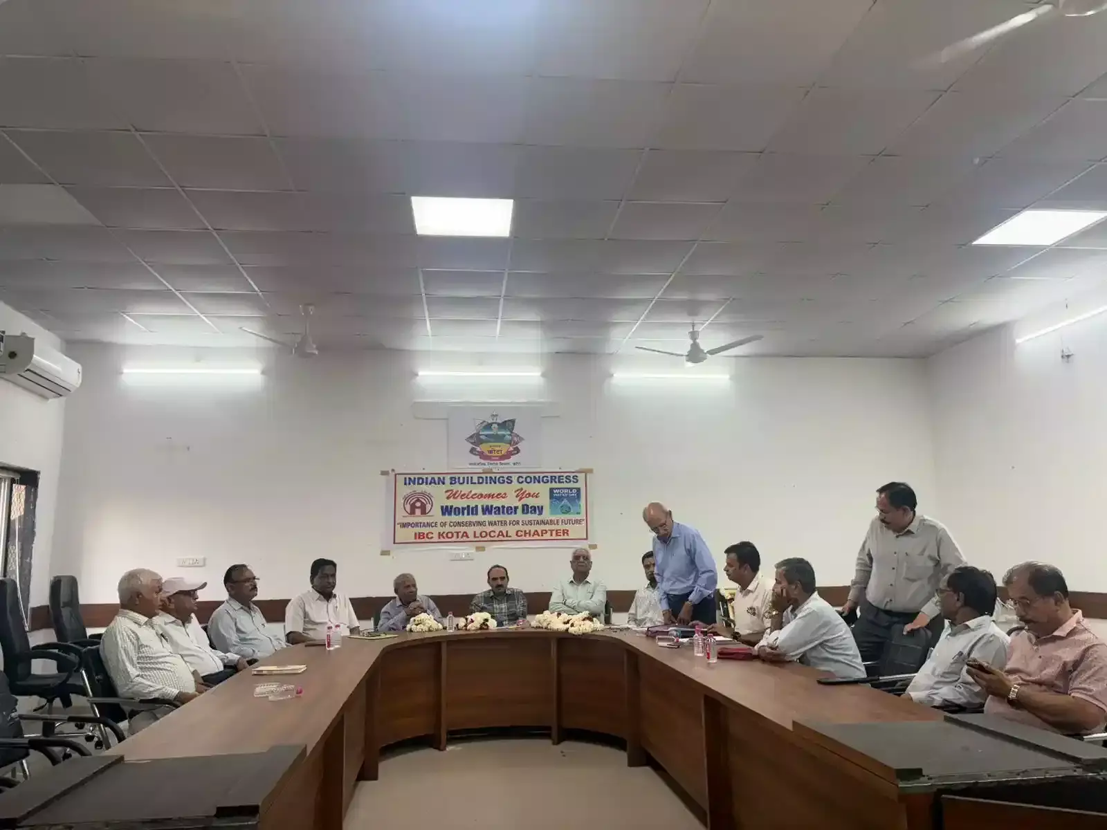 कोटा के पीडब्ल्यूडी कार्यालय में विश्व जल दिवस पर आयोजित गोष्ठी में मंचासीन अतिथि और उपस्थित अभियंता। कोटा के पीडब्ल्यूडी कार्यालय में विश्व जल दिवस पर आयोजित गोष्ठी में मंचासीन अतिथि और उपस्थित अभियंता।