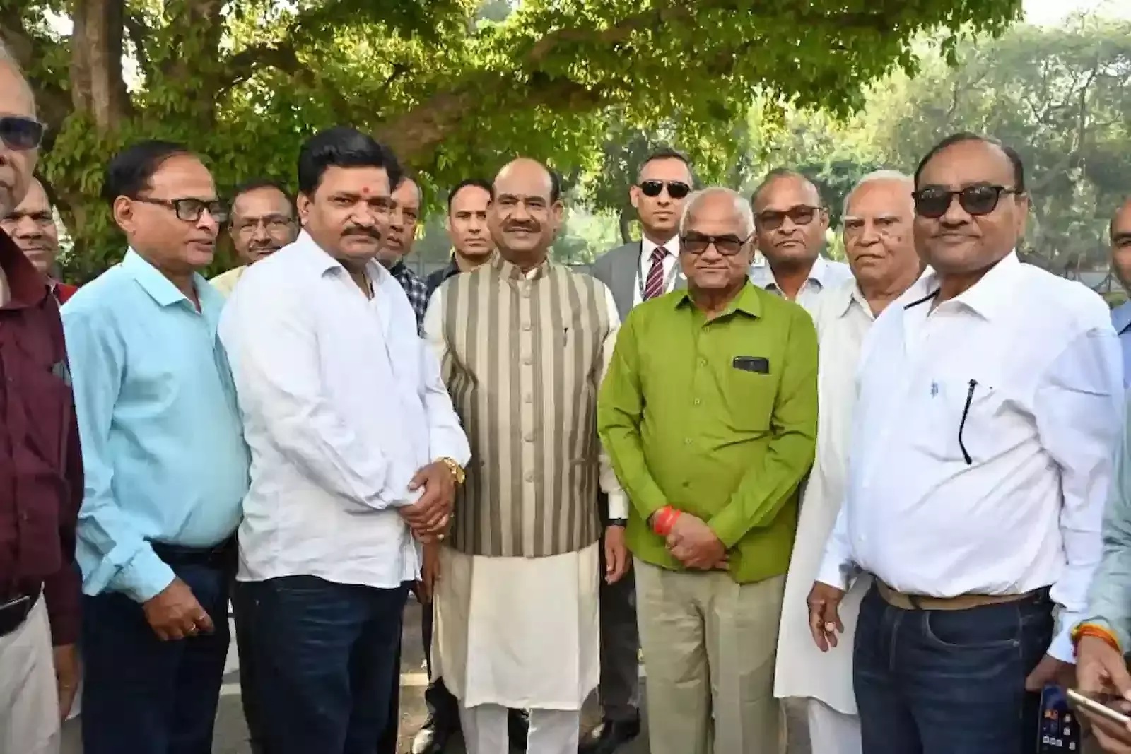 लोकसभा अध्यक्ष ओम बिरला के साथ संसद भवन परिसर में खड़े कोटा के भ्रमण दल के सदस्य। लोकसभा अध्यक्ष ओम बिरला के साथ संसद भवन परिसर में खड़े कोटा के भ्रमण दल के सदस्य।
