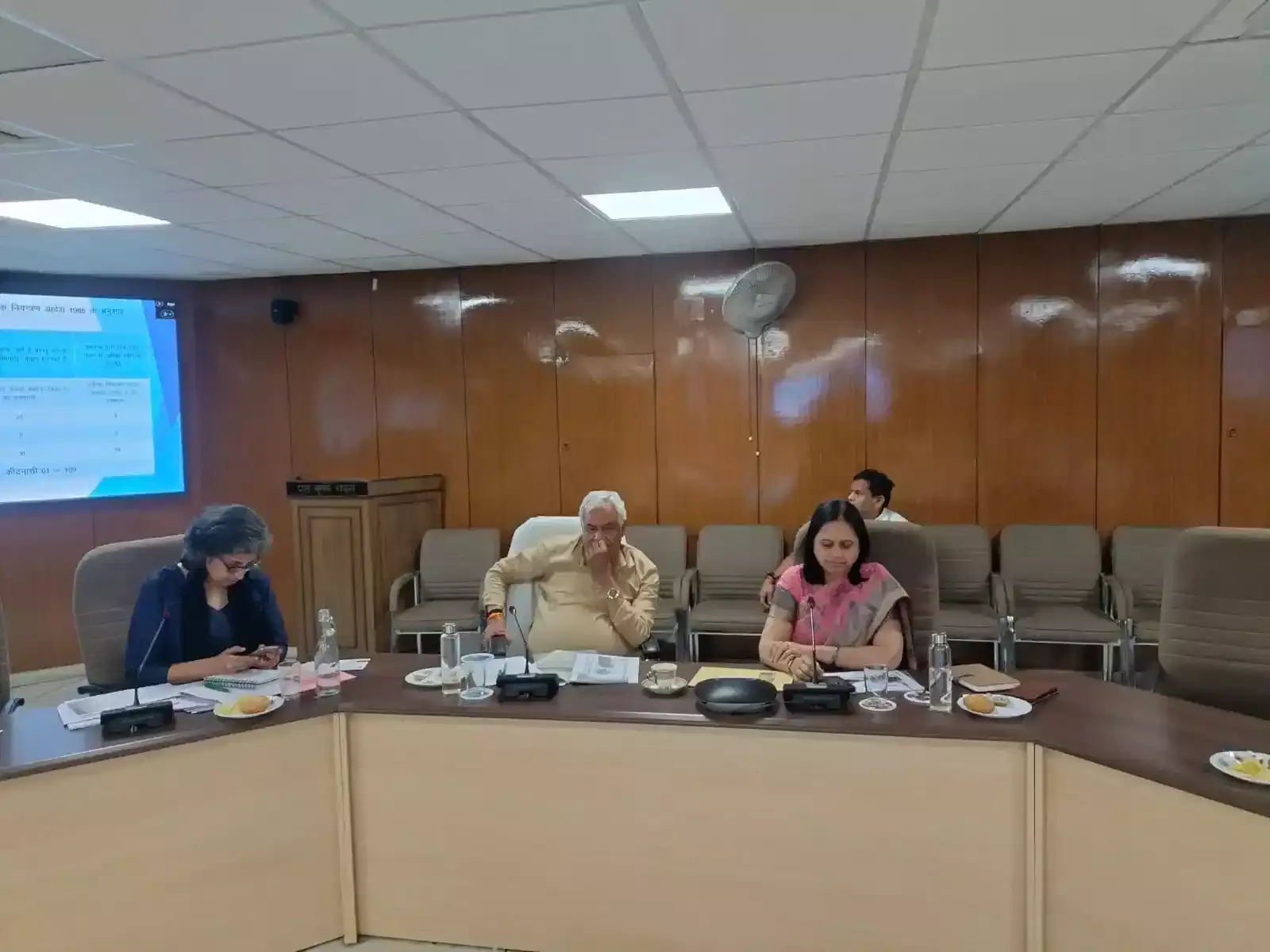 जयपुर के पंत कृषि भवन में कृषि मंत्री डॉ. किरोड़ी लाल अधिकारियों के साथ उर्वरक प्रबंधन बैठक की अध्यक्षता करते हुए। जयपुर के पंत कृषि भवन में कृषि मंत्री डॉ. किरोड़ी लाल अधिकारियों के साथ उर्वरक प्रबंधन बैठक की अध्यक्षता करते हुए।