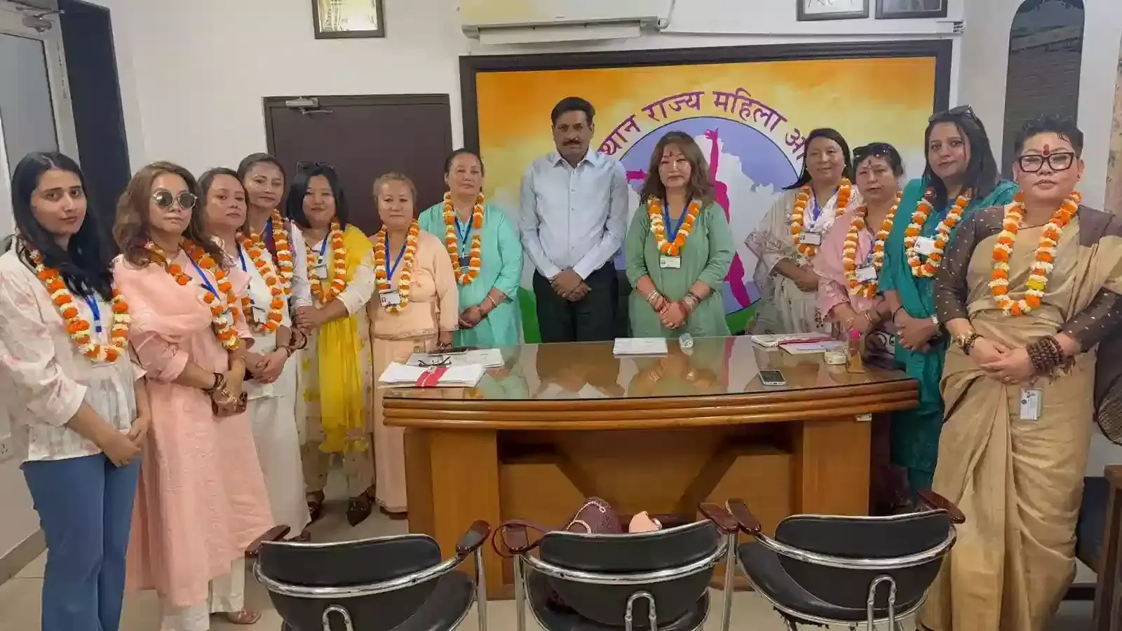 जयपुर में राजस्थान राज्य महिला आयोग की अधिकारियों के साथ बैठक करतीं सिक्किम आयोग की अध्यक्ष टेनी डोमा भूटिया। जयपुर में राजस्थान राज्य महिला आयोग की अधिकारियों के साथ बैठक करतीं सिक्किम आयोग की अध्यक्ष टेनी डोमा भूटिया।