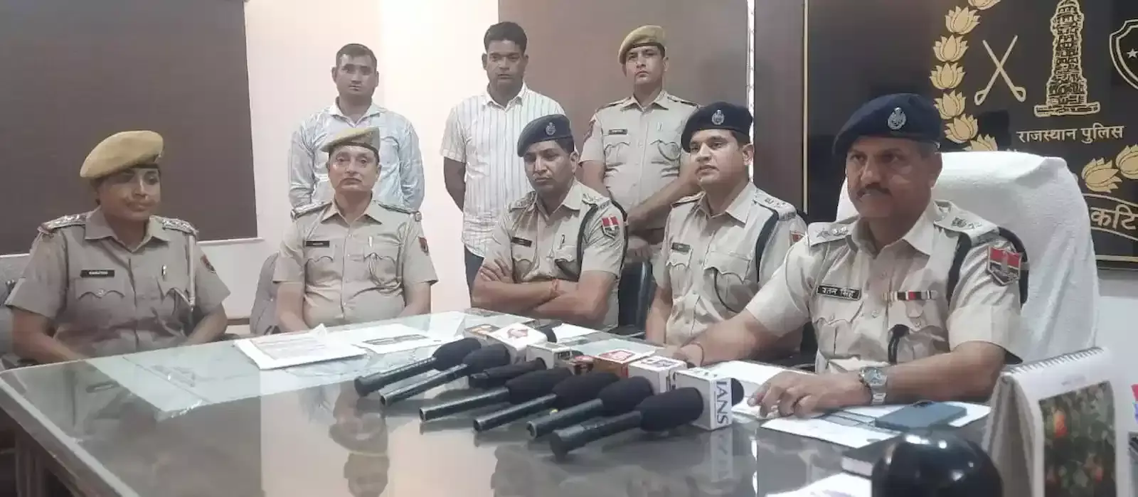 ब्यावर के वृत्ताधिकारी कार्यालय में पुलिस अधिकारियों के पास खड़े पकड़े गए आरोपी और बरामद डोडा चूरा की बोरियां। ब्यावर के वृत्ताधिकारी कार्यालय में पुलिस अधिकारियों के पास खड़े पकड़े गए आरोपी और बरामद डोडा चूरा की बोरियां।