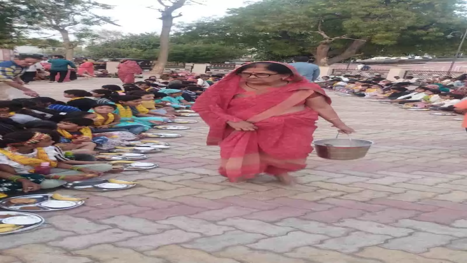 गंगापुर सिटी रेलवे स्टेशन पर 10 दिवसीय विशाल भंडारे का कन्या पूजन के साथ समापन गंगापुर सिटी रेलवे स्टेशन पर 10 दिवसीय विशाल भंडारे का कन्या पूजन के साथ समापन