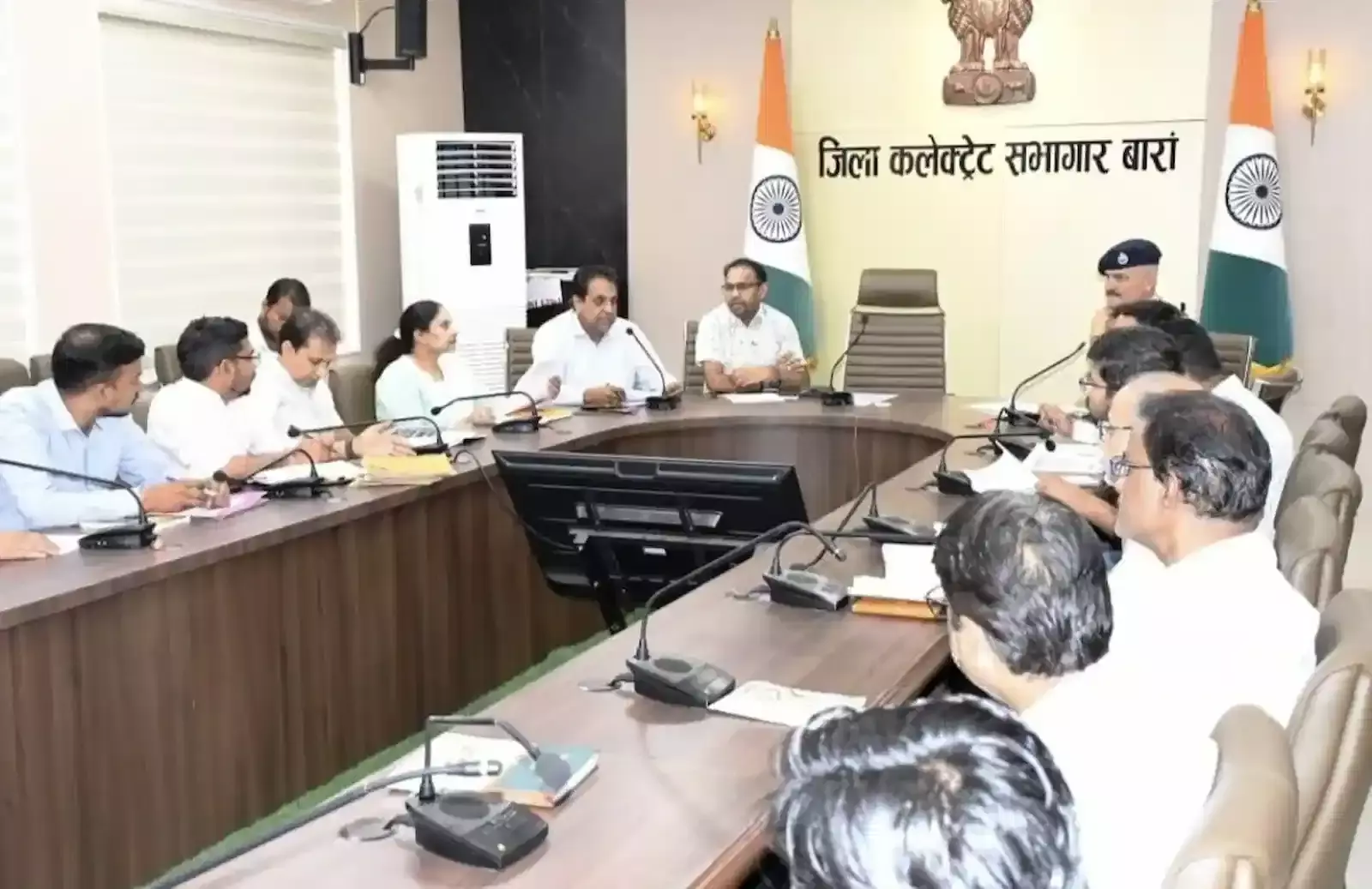 बारां मिनी सचिवालय के सभागार में सड़क सुरक्षा समिति की बैठक की अध्यक्षता करते एडीएम भंवरलाल जनागल। बारां मिनी सचिवालय के सभागार में सड़क सुरक्षा समिति की बैठक की अध्यक्षता करते एडीएम भंवरलाल जनागल।