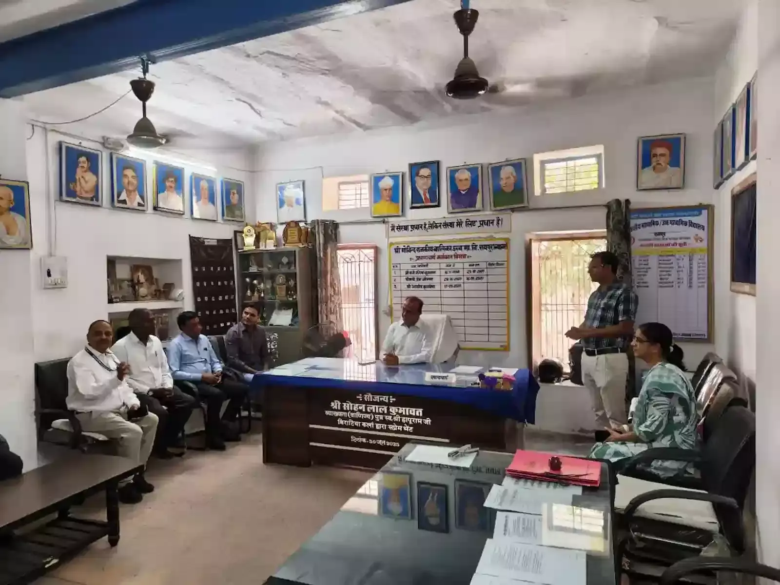 रायपुर के सरकारी अस्पताल में निरीक्षण के दौरान अधिकारियों से व्यवस्थाओं की जानकारी लेते संभागीय आयुक्त शक्ति सिंह राठौड़। रायपुर के सरकारी अस्पताल में निरीक्षण के दौरान अधिकारियों से व्यवस्थाओं की जानकारी लेते संभागीय आयुक्त शक्ति सिंह राठौड़।