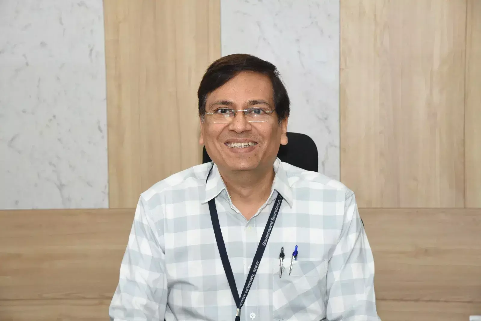 नेहरू सहकार भवन जयपुर में पदभार ग्रहण करने के बाद अधिकारियों के साथ बैठक करते डॉ. समित शर्मा। नेहरू सहकार भवन जयपुर में पदभार ग्रहण करने के बाद अधिकारियों के साथ बैठक करते डॉ. समित शर्मा।
