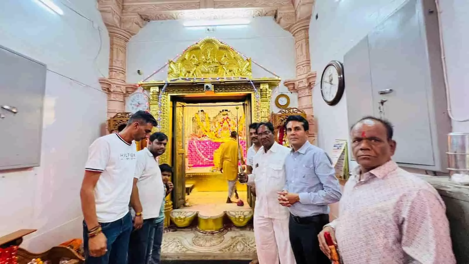 निंबाहेड़ा के अम्बा माता मंदिर में फलहारी वितरण, पूरण आंजना ने की सुख-समृद्धि की कामना निंबाहेड़ा के अम्बा माता मंदिर में फलहारी वितरण, पूरण आंजना ने की सुख-समृद्धि की कामना