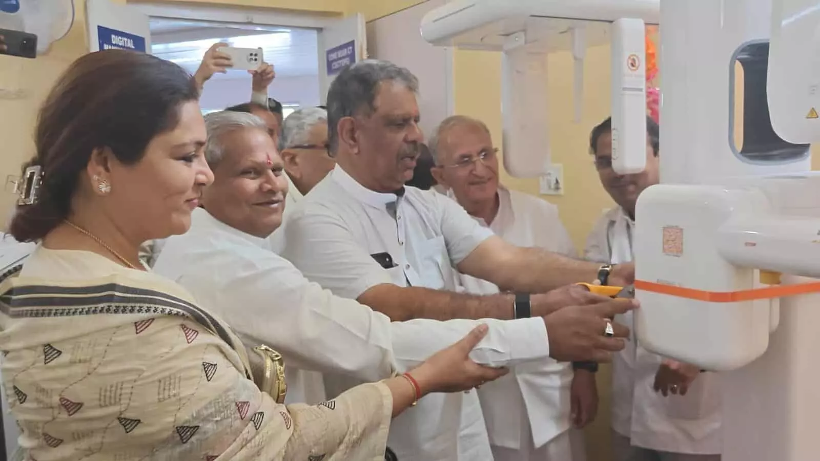 स्वास्थ्य मंत्री गजेंद्र सिंह खींवसर ने आबूरोड सरकारी अस्पताल का किया औचक निरीक्षण