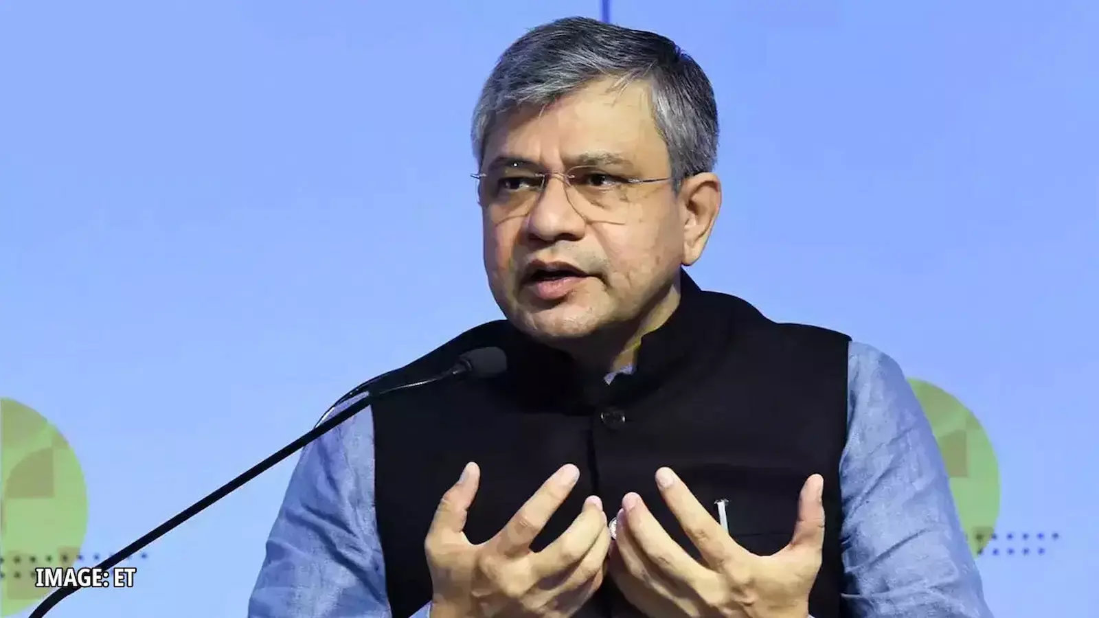 नई दिल्ली में रेल मंत्री अश्विनी वैष्णव अधिकारियों के साथ कार्यशाला में रेलवे सब-वे निर्माण योजना पर चर्चा करते हुए। नई दिल्ली में रेल मंत्री अश्विनी वैष्णव अधिकारियों के साथ कार्यशाला में रेलवे सब-वे निर्माण योजना पर चर्चा करते हुए।