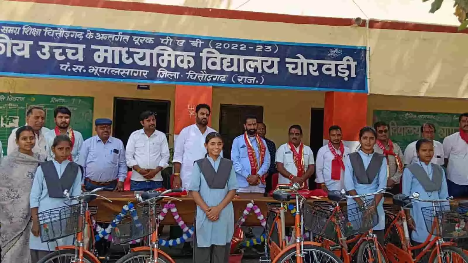 विधायक अर्जुन लाल जीनगर ने चोरवड़ी में छात्राओं को बांटीं निशुल्क साइकिलें विधायक अर्जुन लाल जीनगर ने चोरवड़ी में छात्राओं को बांटीं निशुल्क साइकिलें
