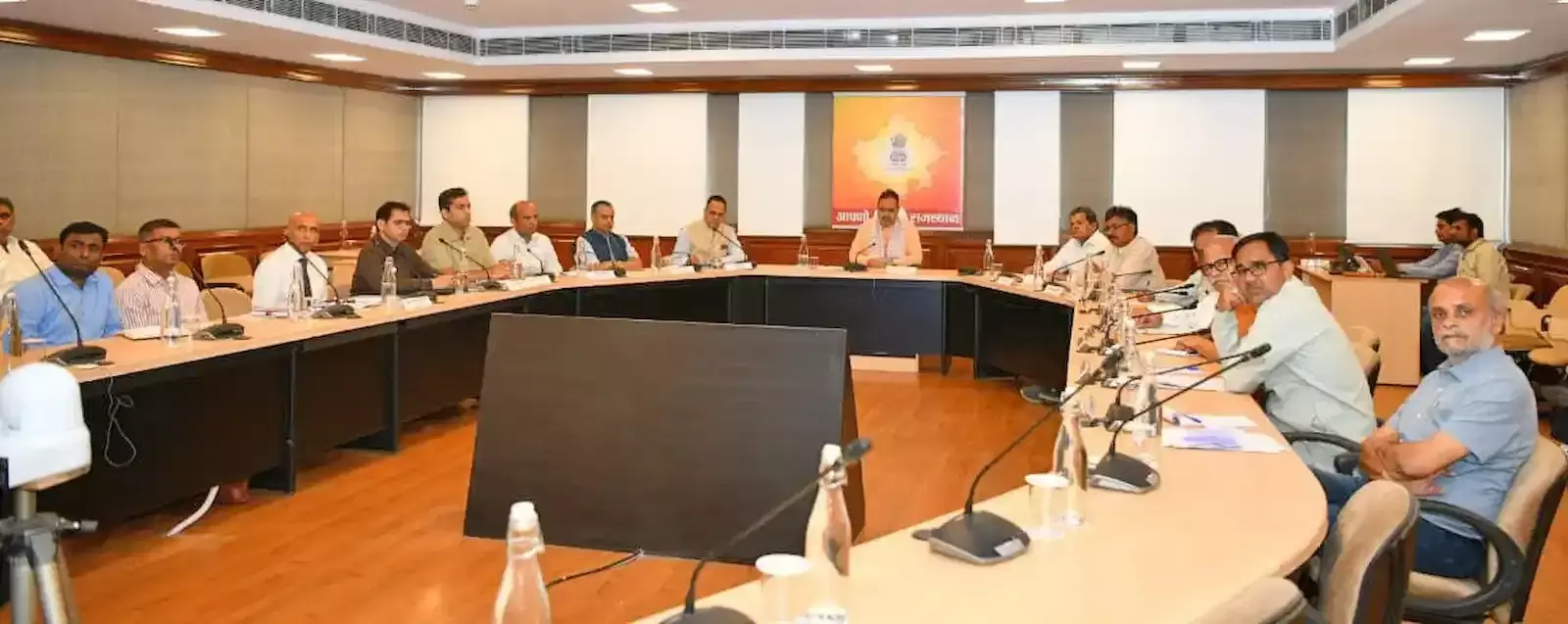 मुख्यमंत्री कार्यालय जयपुर में एलपीजी आपूर्ति पर आयोजित सर्वदलीय बैठक में चर्चा करते मुख्यमंत्री भजनलाल शर्मा और अन्य जनप्रतिनिधि।