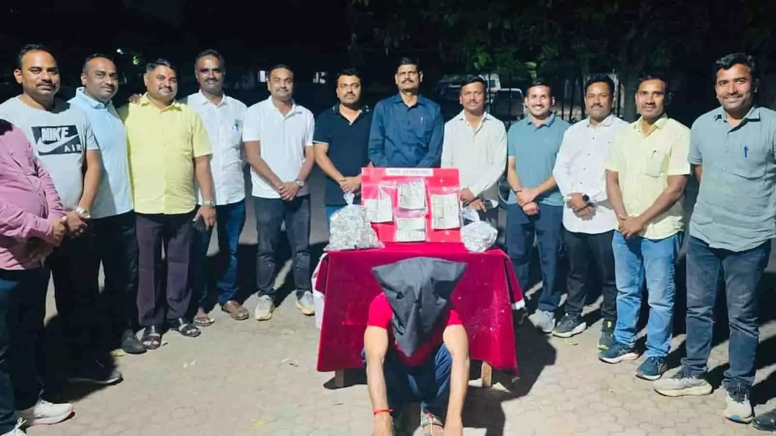 लातूर: दरगाह से चांदी के घोड़े और पालने चुराने वाला आरोपी गिरफ्तार, ₹2.30 लाख का माल बरामद लातूर: दरगाह से चांदी के घोड़े और पालने चुराने वाला आरोपी गिरफ्तार, ₹2.30 लाख का माल बरामद
