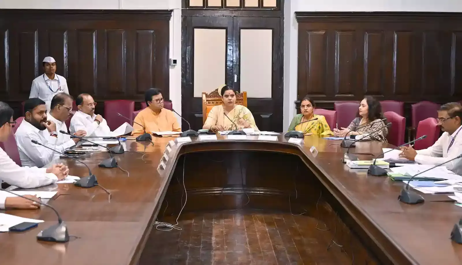 बीएमसी मुख्यालय में महापौर रितू तावडे बेस्ट बस सेवा के अधिकारियों और यूनियन पदाधिकारियों के साथ समीक्षा बैठक करती हुईं। बीएमसी मुख्यालय में महापौर रितू तावडे बेस्ट बस सेवा के अधिकारियों और यूनियन पदाधिकारियों के साथ समीक्षा बैठक करती हुईं।