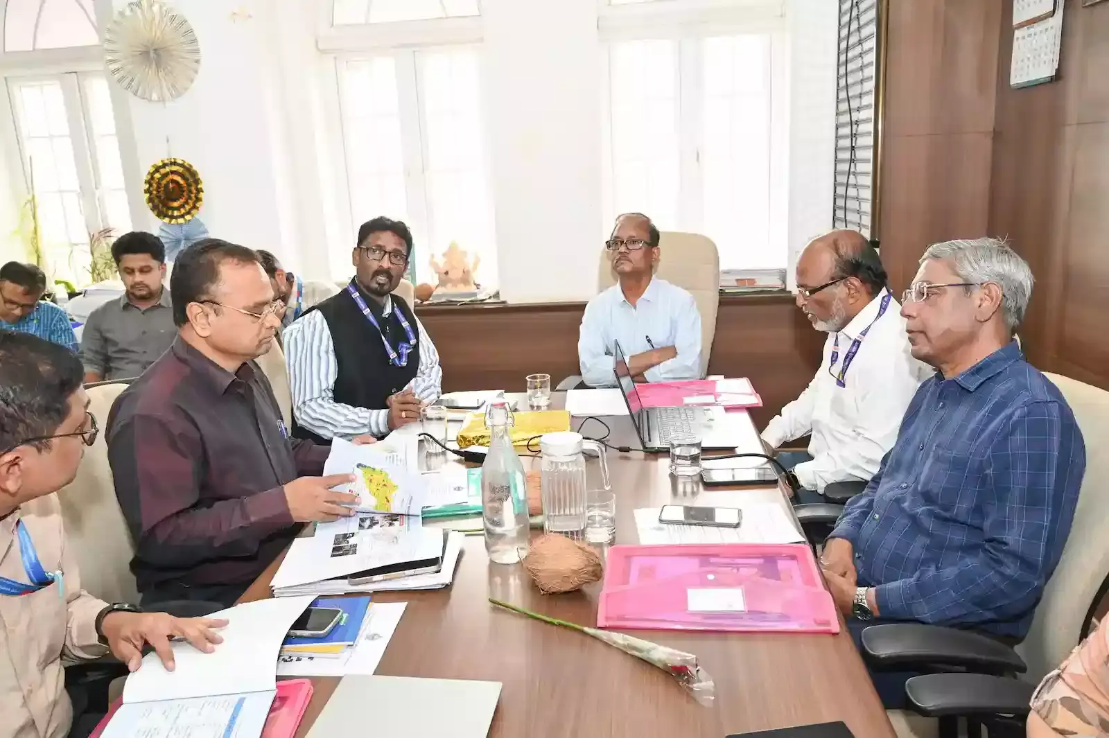 मुंबई महानगरपालिका मुख्यालय में भूजल प्रबंधन कार्यशाला के दौरान चर्चा करते वैज्ञानिक और अधिकारी। मुंबई महानगरपालिका मुख्यालय में भूजल प्रबंधन कार्यशाला के दौरान चर्चा करते वैज्ञानिक और अधिकारी।