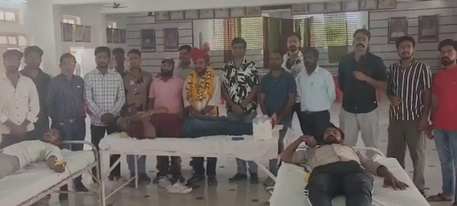 कुंभलगढ़ के रिछेड़ में आयोजित रक्तदान शिविर के दौरान बेड पर लेटे रक्तदाता और उपस्थित ग्रामीण सदस्य। कुंभलगढ़ के रिछेड़ में आयोजित रक्तदान शिविर के दौरान बेड पर लेटे रक्तदाता और उपस्थित ग्रामीण सदस्य।