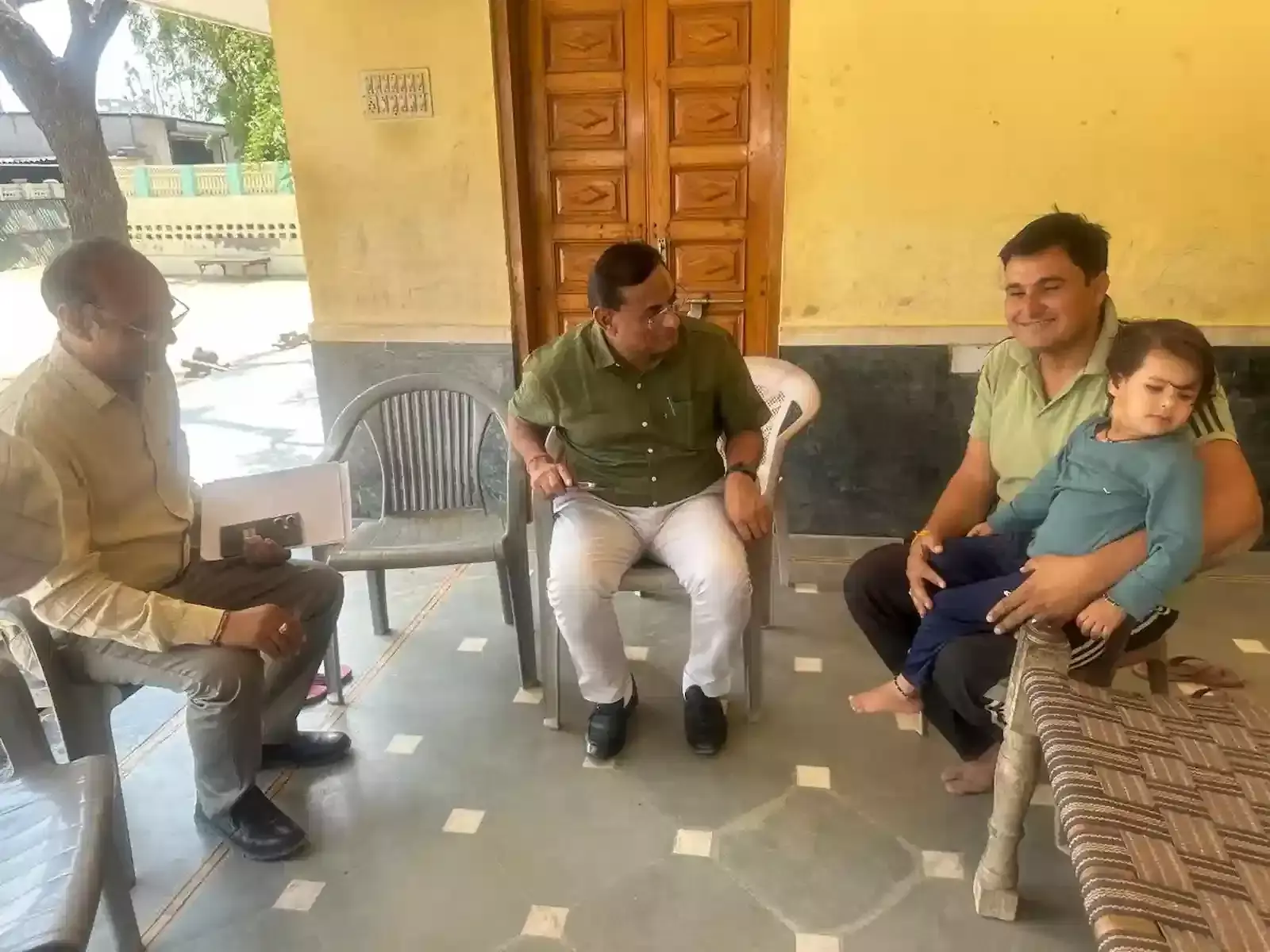 जयपुर के राजकीय विद्यालय में प्रवेशोत्सव अभियान का औचक निरीक्षण करते निदेशक माध्यमिक शिक्षा सीताराम जाट। जयपुर के राजकीय विद्यालय में प्रवेशोत्सव अभियान का औचक निरीक्षण करते निदेशक माध्यमिक शिक्षा सीताराम जाट।