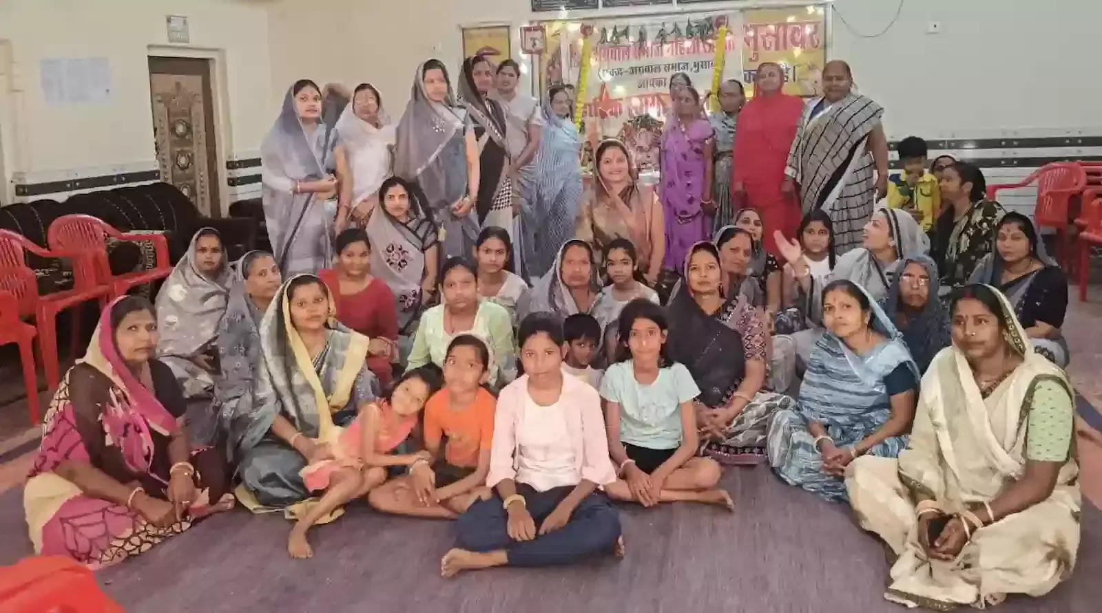 भुसावर के अग्रवाल समाज भवन में नवरात्रा कार्यक्रम के समापन पर आरती करतीं अग्रवाल महिला समिति की सदस्य।