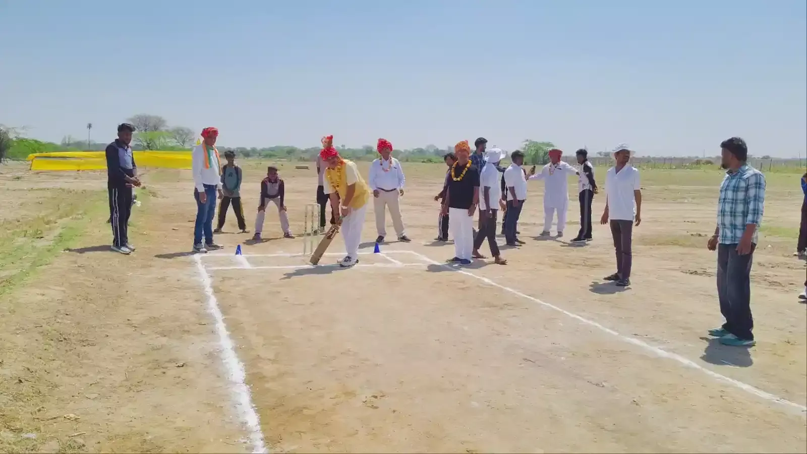 क्रिकेट के मैदान पर बल्ला थामे ओमप्रकाश सिंघल भरतपुर में सर्व समाज प्रीमियर लीग का उद्घाटन करते हुए। क्रिकेट के मैदान पर बल्ला थामे ओमप्रकाश सिंघल भरतपुर में सर्व समाज प्रीमियर लीग का उद्घाटन करते हुए।