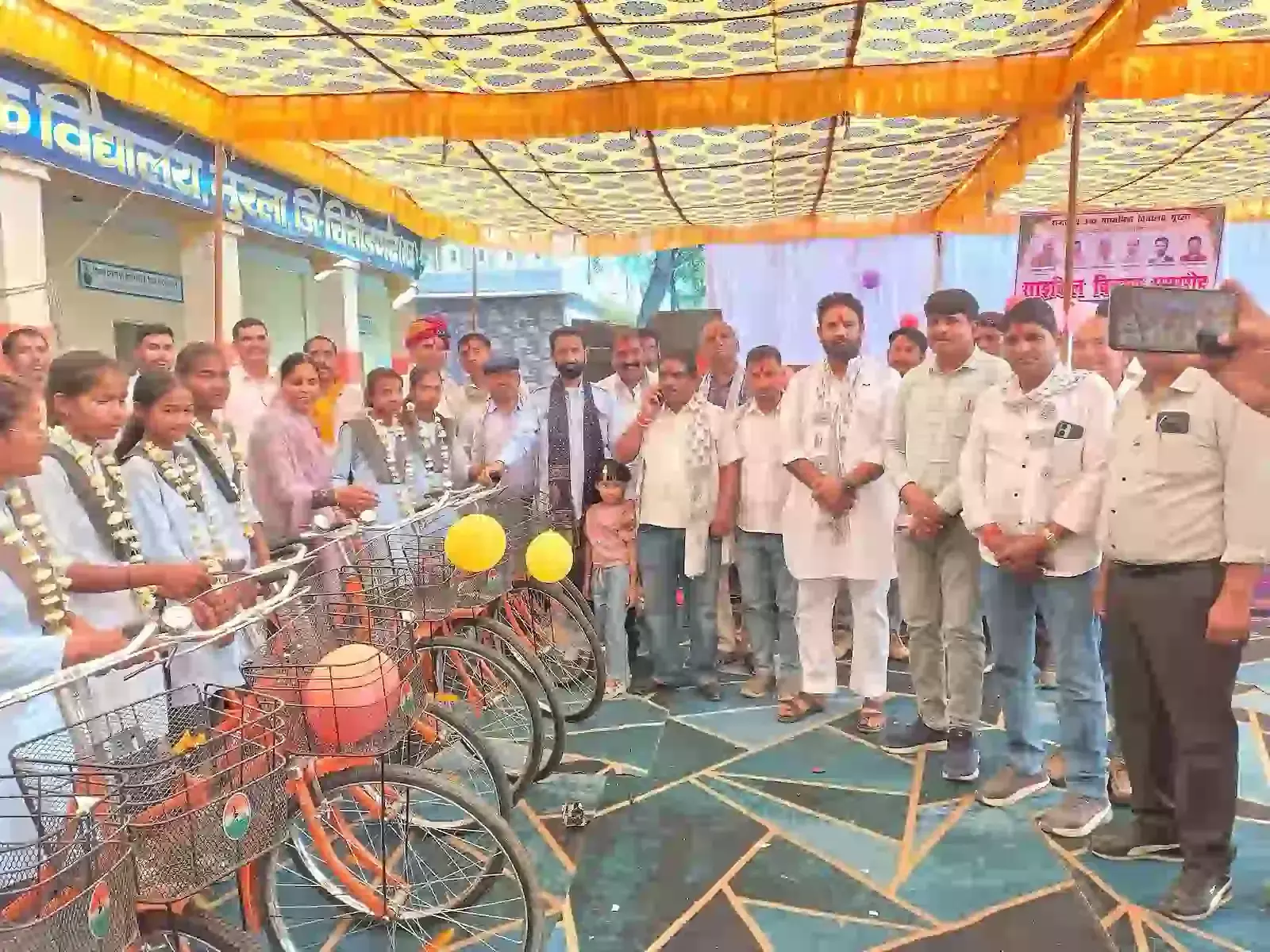 मुरला के सरकारी स्कूल में विधायक अर्जुन लाल जीनगर बालिकाओं को राज्य सरकार की योजना के तहत साइकिलें प्रदान करते हुए। मुरला के सरकारी स्कूल में विधायक अर्जुन लाल जीनगर बालिकाओं को राज्य सरकार की योजना के तहत साइकिलें प्रदान करते हुए।