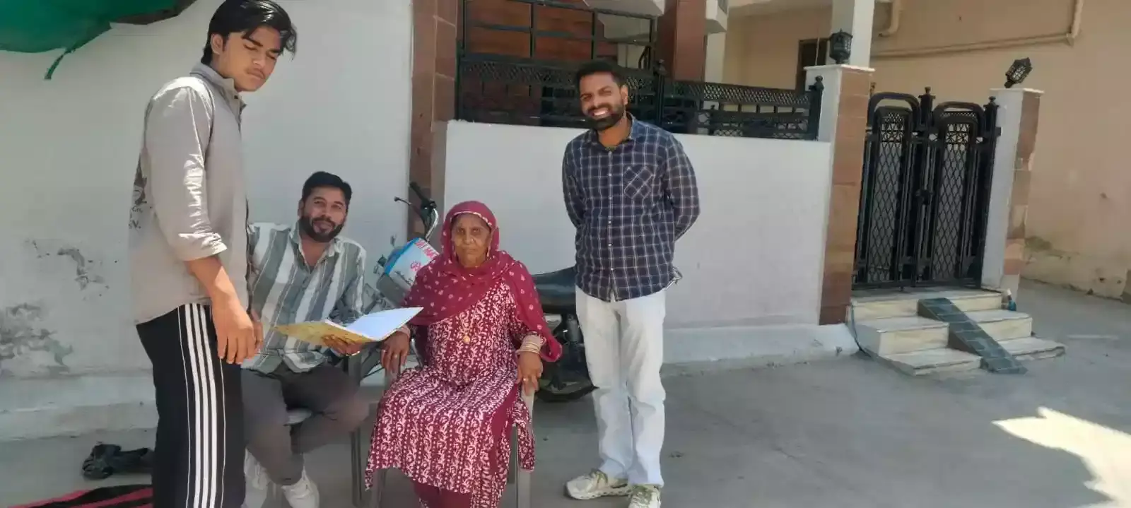 आमेट में मुख्यमंत्री विकसित शहरी वार्ड अभियान के दौरान शिविर में उपस्थित अधिकारी और वार्ड के नागरिक। आमेट में मुख्यमंत्री विकसित शहरी वार्ड अभियान के दौरान शिविर में उपस्थित अधिकारी और वार्ड के नागरिक।