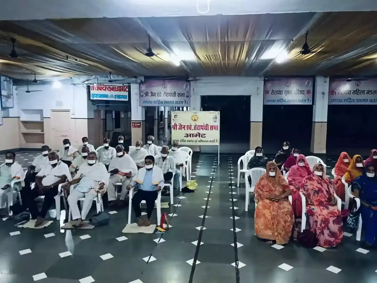 आमेट के तेरापंथ सभा भवन में आचार्य भिक्षु अभिनिष्क्रमण दिवस पर आयोजित धार्मिक सभा में उपस्थित श्रद्धालु। आमेट के तेरापंथ सभा भवन में आचार्य भिक्षु अभिनिष्क्रमण दिवस पर आयोजित धार्मिक सभा में उपस्थित श्रद्धालु।