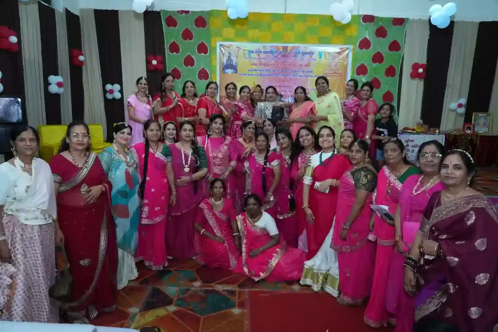 कोटा में आयोजित धार्मिक कार्यक्रम के दौरान भगवान महावीर की भक्ति करतीं जैन समाज की महिलाएं। कोटा में आयोजित धार्मिक कार्यक्रम के दौरान भगवान महावीर की भक्ति करतीं जैन समाज की महिलाएं।