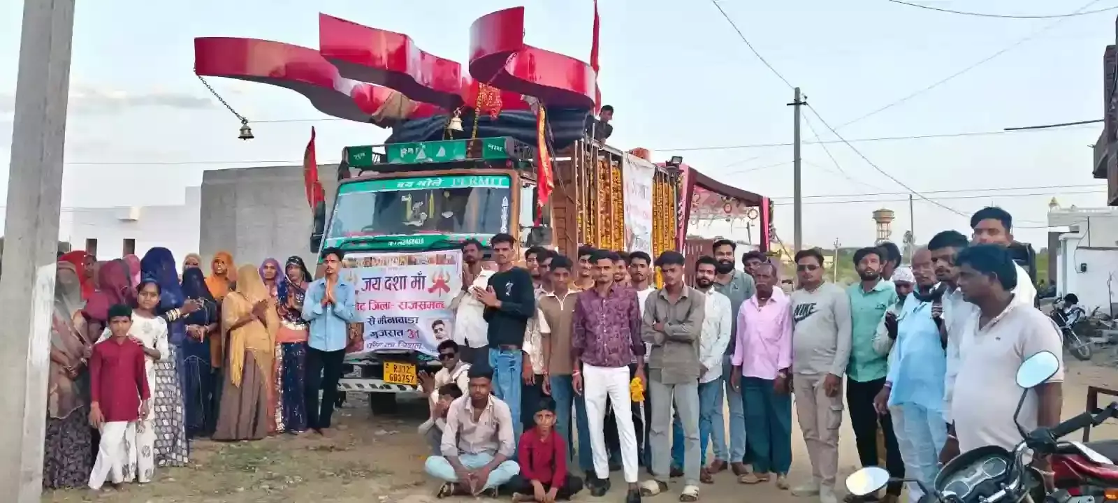 ट्रक में सजाया गया 31 फीट ऊंचा सप्तधातु त्रिशूल और पूजा करते श्रद्धालु आमेट राजस्थान। ट्रक में सजाया गया 31 फीट ऊंचा सप्तधातु त्रिशूल और पूजा करते श्रद्धालु आमेट राजस्थान।